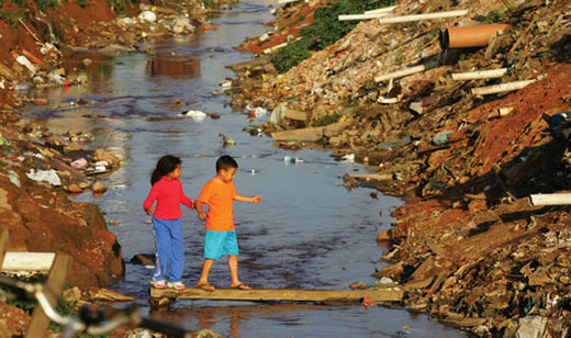 Metade dos investimentos de saneamento básico no país está nas 100 maiores cidades, mas situação melhora pouco