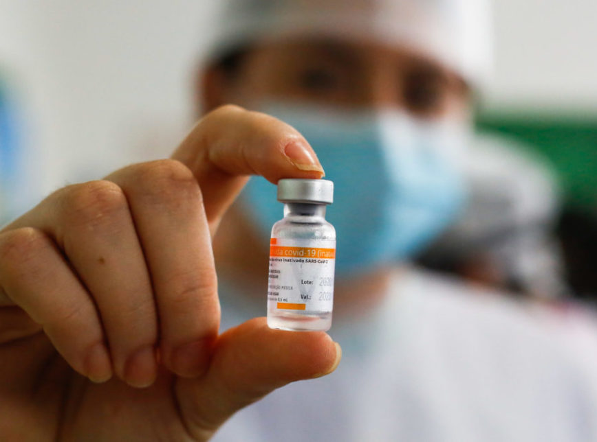 Compra de vacina por empresas: projeto de lei na Câmara enfraquece Anvisa e SUS, dizem especialistas