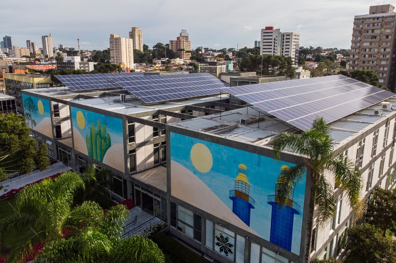 Energia solar fotovoltaica traz economia a prédios públicos