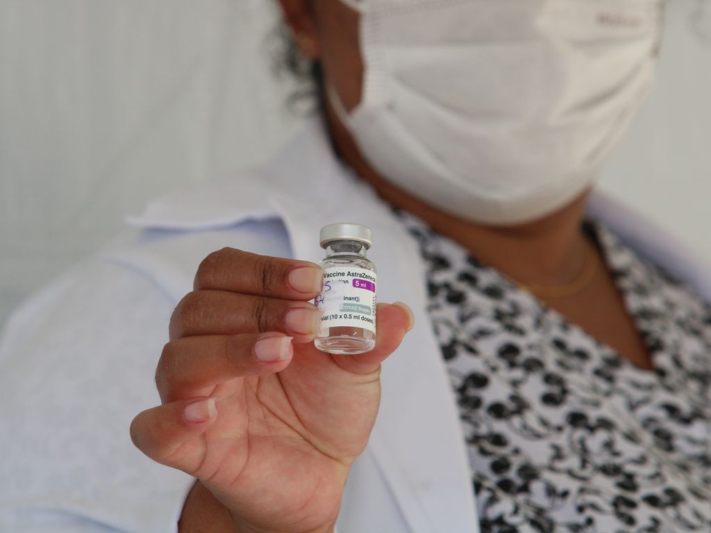 Brasil chega a 49,78% da população com vacinação completa contra a covid-19